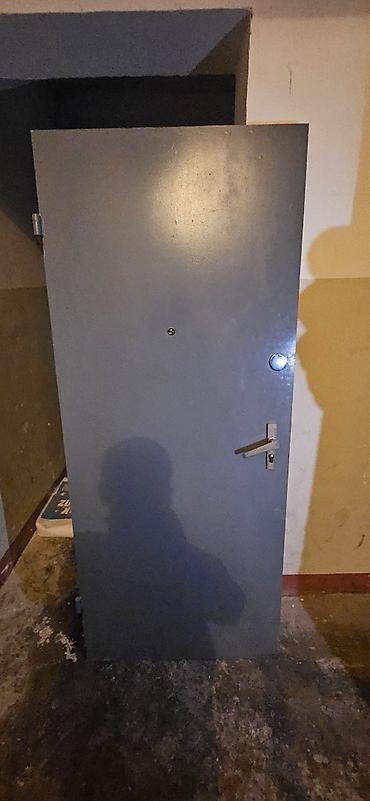 demir ferma: Evin çöl qapısı. 9 mərtəbəli binanın mənzilinin qapısıdır. Tam yararlı — 1