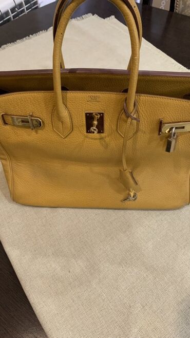 кепка мерседес: Женские сумки 👜 желтого и голубого цвета, выполненная из