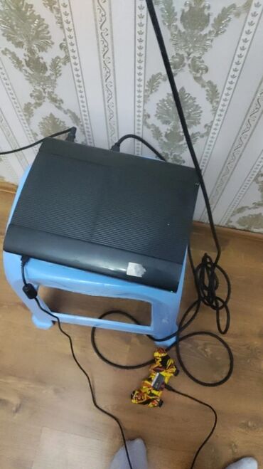 PS3 (Sony PlayStation 3): Sony PlayStation 3 oyun konsolu, bir ədəd rəngli dizaynlı və bir ədəd