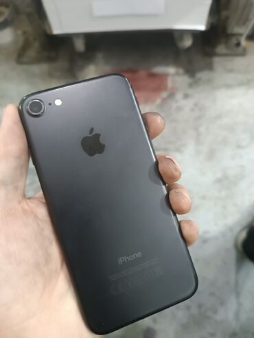 Apple iPhone: IPhone 7, Б/у, 32 ГБ, Jet Black, Кабель, 79 %