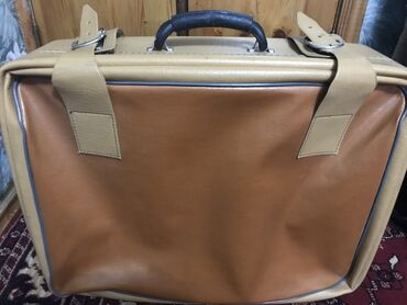 сумка багаж: Чемодан 🧳, беж и кирпичного, очень хорошем состоянии, почти новый