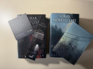 Книги и журналы: Məhsul: Aslı Arslan – “Sokak Nöbetçileri” 2 cildlik kitab dəsti - — 2