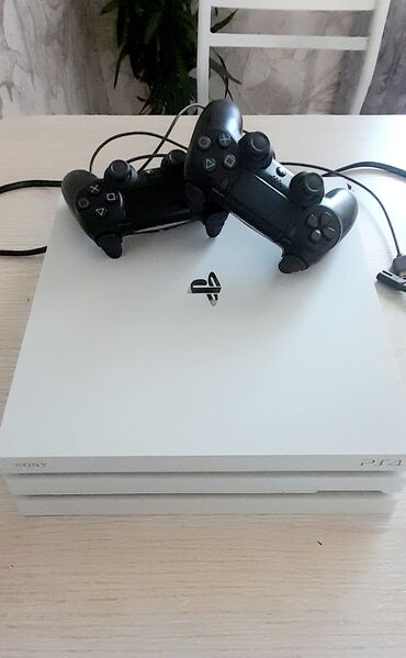 Срочно продам PS 4 pro 3 ревизии.В белом свете 2джойстика