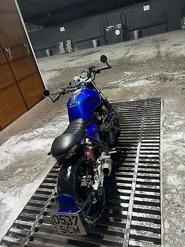 Honda кастом-кафе/нейкед в ярком синем цвете. Основные особенности: -