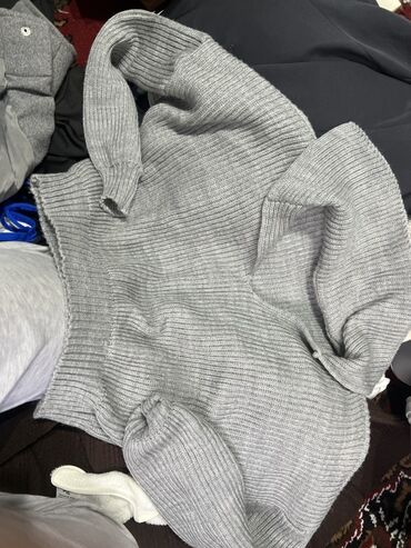 дорогие пуховики женские: Свитер вязаный серый, крупная резинка. - Фасон: свободный, с длинными