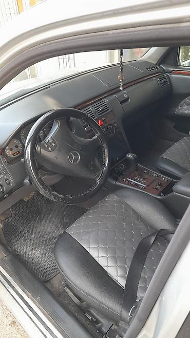 mercedes e 200: Mercedes-Benz E-Class (W210), gümüşü rəng. - Kuzov: sedan, 4 qapı - — 5