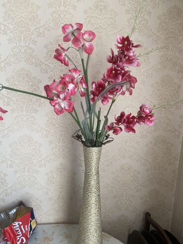 ваза с цветами: Ваза с цветами 
Ваза высота 60 65см