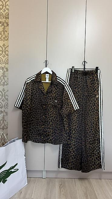 Брючные костюмы: Adidas оригинал 💯 %👌Костюм в леопардовом принте (рубашка + широкие — 3