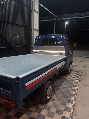 Коммерческий транспорт: Hyundai Porter II, бортовой грузовик в синем цвете. Компактный — 3