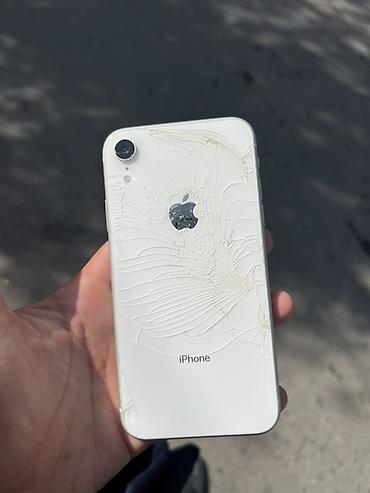 Apple iPhone XR, белый цвет. Смартфон с большим экраном с вырезом