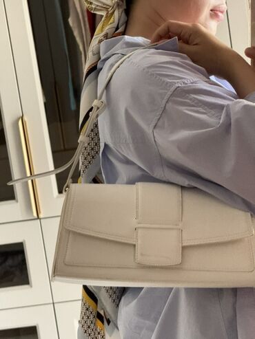 Классические сумки: Классическая сумка, Bottega Veneta, Материал: Искусственная кожа, Регулируемый ремень, Женские at lalafo.kg Классические сумки: Классическая сумка, Bottega Veneta, Материал: Искусственная кожа, Регулируемый ремень, Женские