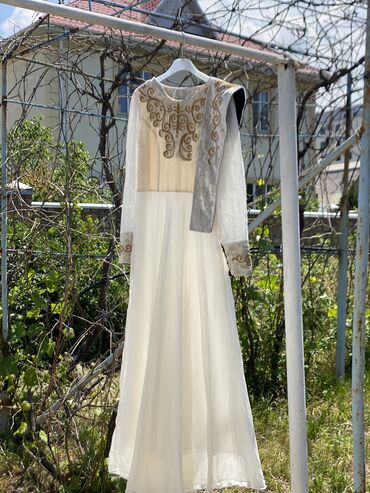 платье с белым воротником: Вечернее платье, Длинная модель, С рукавами, M (EU 38), L (EU 40)