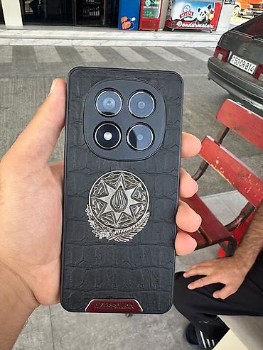iphone 7 64: Telefon üçün dekorativ qoruyucu kab. Qara rəngdədir və arxa hissəsi — 1