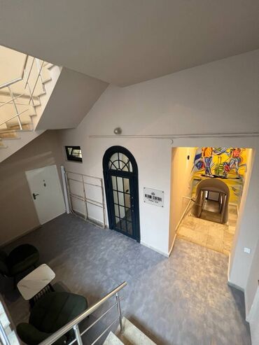 Uzunmüddətli kirayə mənzillər: ŞƏHƏRİN MƏRKƏZİNDƏ GENİŞ MƏNZİL KİRAYƏ VERİLİR Ümumi sahə: 250 m² — 25