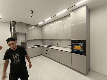 Кухонный гарнитур угловой в современном минималистичном стиле -