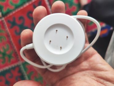 петличные микрофоны: Белое круглое зарядное устройство с четырьмя магнитными контактами для