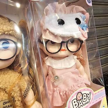 hugo boss majce: Lovely Baby lutka sa naočarima i roze kariranom haljinom.Ove lutke su — 3