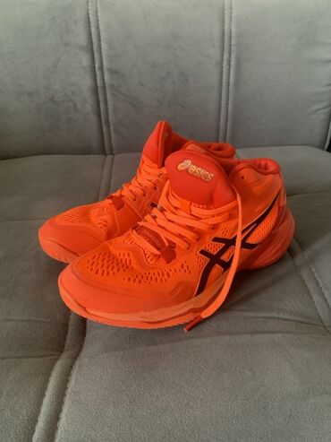 Кроссовки и спортивная обувь: Яркие оранжевые волейбольные кроссовки Asics. Модель с высоким верхом