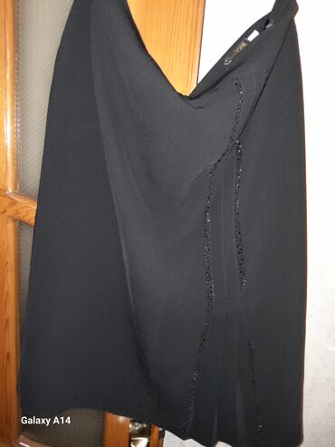 qadin pencekleri: Qara ətək – klassik dizayn - Rəng: Saf qara - Model: A-kəsim, dizə