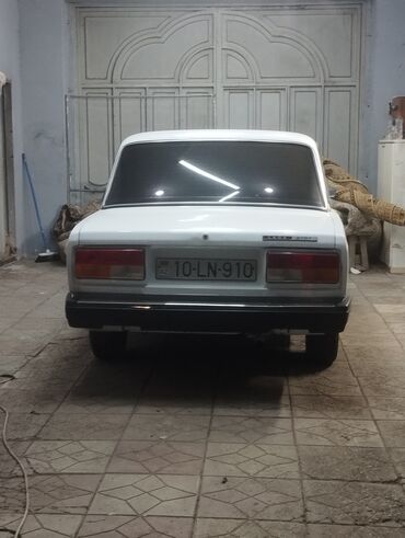 Mitsubishi: VAZ 2107, ağ rəng, sedan kuzov. Arxa hissə orijinal dizayn: xrom arxa