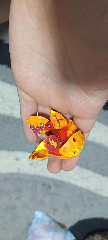 Oyuncaq fiqurlar: Bakugan top fiqur – Pyrus fraksiyası. Oyuncağın kodu şəkildə görünür — 6