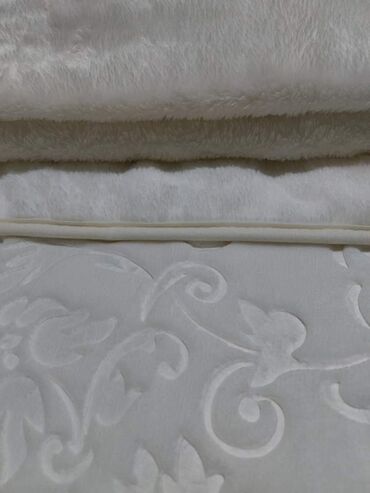 Posteljina: Ćebe 220*240
Materijal poliester
Cena 4700 din — 5