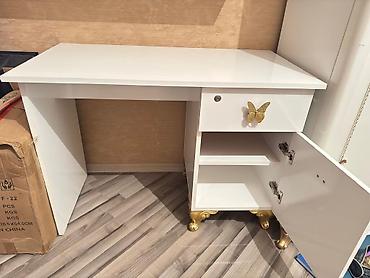 kepenek: Ağ rəngdə iş/oxu masası və divar rəfi dəsti - Material: laminat/MDF — 3