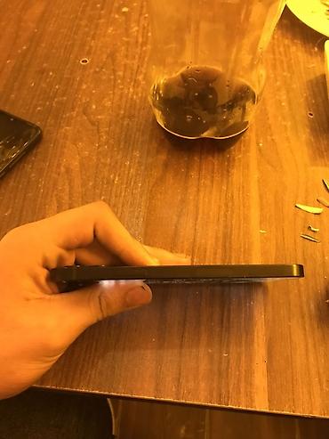 Apple iPhone: IPhone 12, Qara — 8