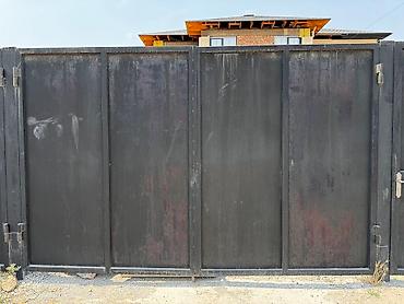 Распашные ворота: Продаю ворота из прочного и толстого железа . Размер входной двери - — 3