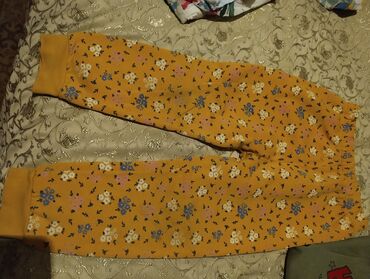 Ziyafət donları: Məhsul paketi: ayaqqabı və geyim 1) Qırmızı idman ayaqqabıları - — 24