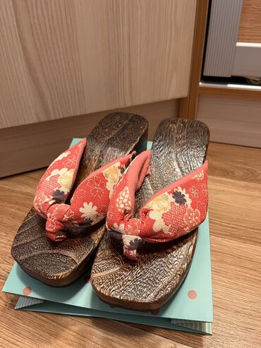 Босоножки, сандалии, шлепанцы: Японские сандалии гэта для юкаты. Очень удобная и стильная обувь