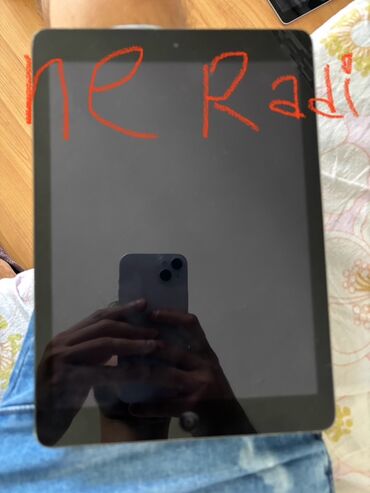 Tableti: Na prodaju ipad za delove  Imaju iCloud  Cena 20€ komad  Broj telefona — 21