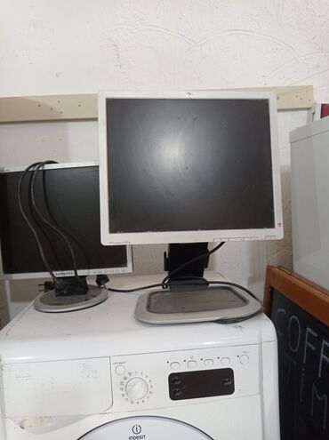 Комплектующие для ПК и ноутбуков: Ağ rəngli çərçivəli və gümüşü altlıqlı monitor. Ergonomik dizaynı ilə