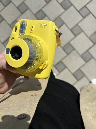 iphon 13 mini: Fujifilm Instax Mini 9 ani kamera, parlaq sarı rəngdə. Ani çap