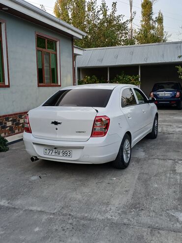 Chevrolet: Chevrolet Cobalt, ağ rəng, sedan gövdə. Xüsusiyyətlər: - Avtomat — 5