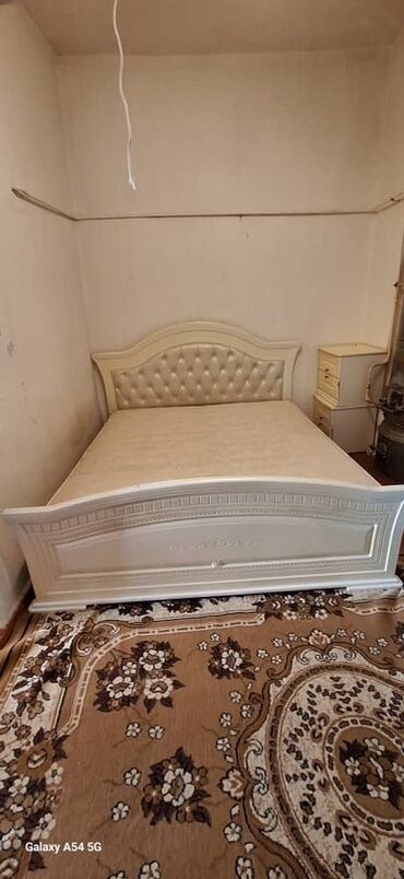 спальня кровать: Двуспальная кровать с мягким изголовьем - Размер: двуспальная