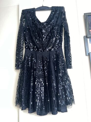 свадебные платья в баку на прокат: Qara rəngli payetli ziyafət geyimi - Model: uzunqol, dərin olmayan