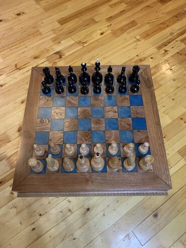 Шахматы: Продается уникальный шахматный стол, выполненный вручную из орехового