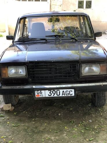 машина жигули 7: Представляем автомобиль Lada 2107, выполненный в темном цвете. Этот