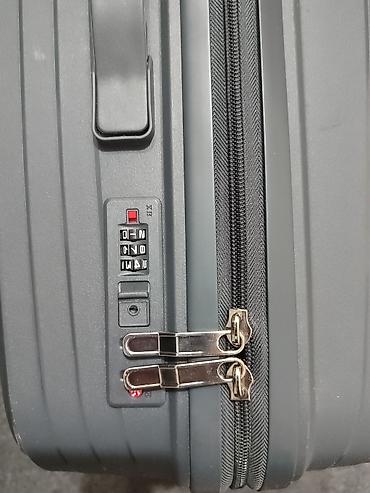 Чемоданы: Чемодан, Б/у, Материал: Пластик, Средний (40 - 70 л), На колесах — 8