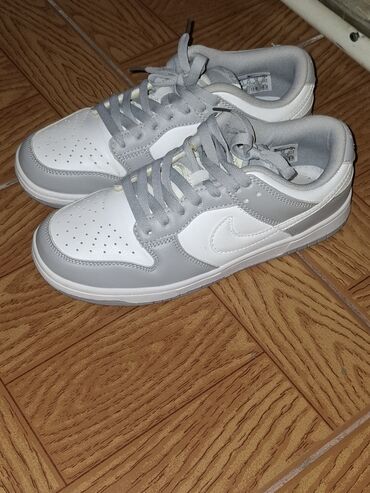 Krasofkalar və idman ayaqqabıları: Nike idman ayaqqabısı ölçü 39
