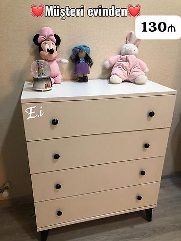 toy cadırları: Ağ rəngli 4 çekmecəli komod - Minimalist dizayn, düz cəbhə və qara — 1