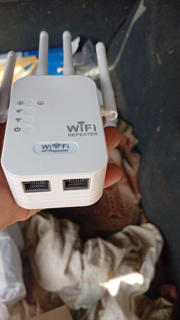 vay fay: Ağ rəngdə olan bu Wi-Fi gücləndiricisi, evinizdə və ya ofisinizdə