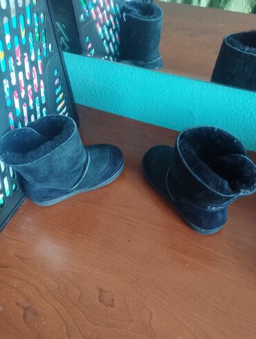 зимние мужские обувь: Детские зимние сапожки с мехом. размер 20 . б/у почти новые, быстро