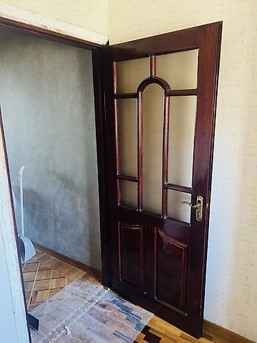 Digər mebel: 4 ədəd üstdən çıxmış taxta qapı, əla vəziyyətdədir, qapıların yanları — 1