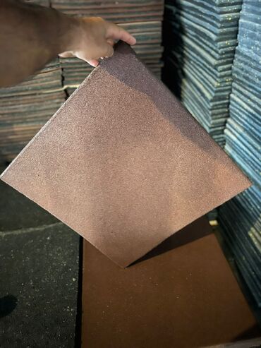 Rezin materialdan hazırlanmış, hamar səthli və kvadrat formalı plitə