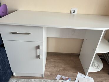 Компьютерные столы: Компьютерный стол, Б/у, С полками, МДФ