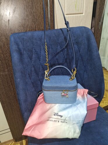 tek qas: Əl çantası, Charles & Keith, Yeni