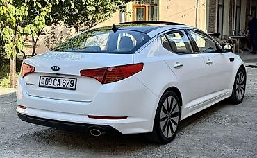 Kia: Kia Optima – ağ rəngli sedan Xarici xüsusiyyətlər: - Şık ağ kuzov — 8