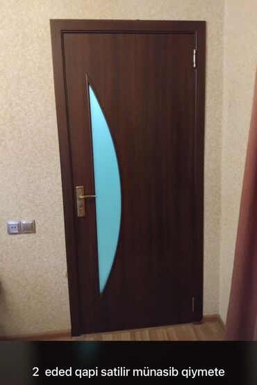 Plastik qapılar: 2 ədəd interyer qapı satılır. - Material: taxta/laminat örtüklü, tünd